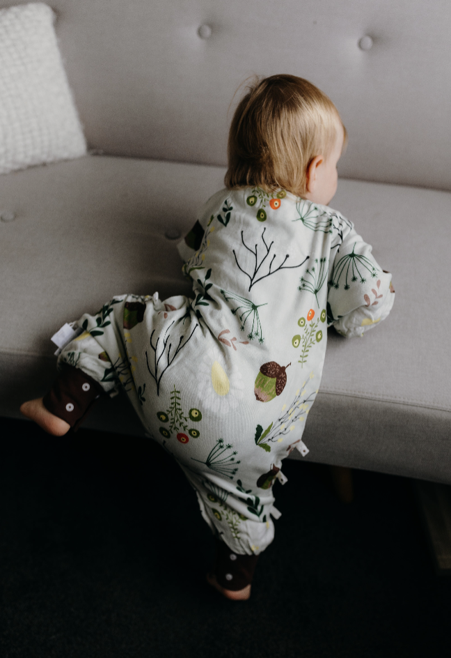 Snaps at the feet for convenient nappy changes